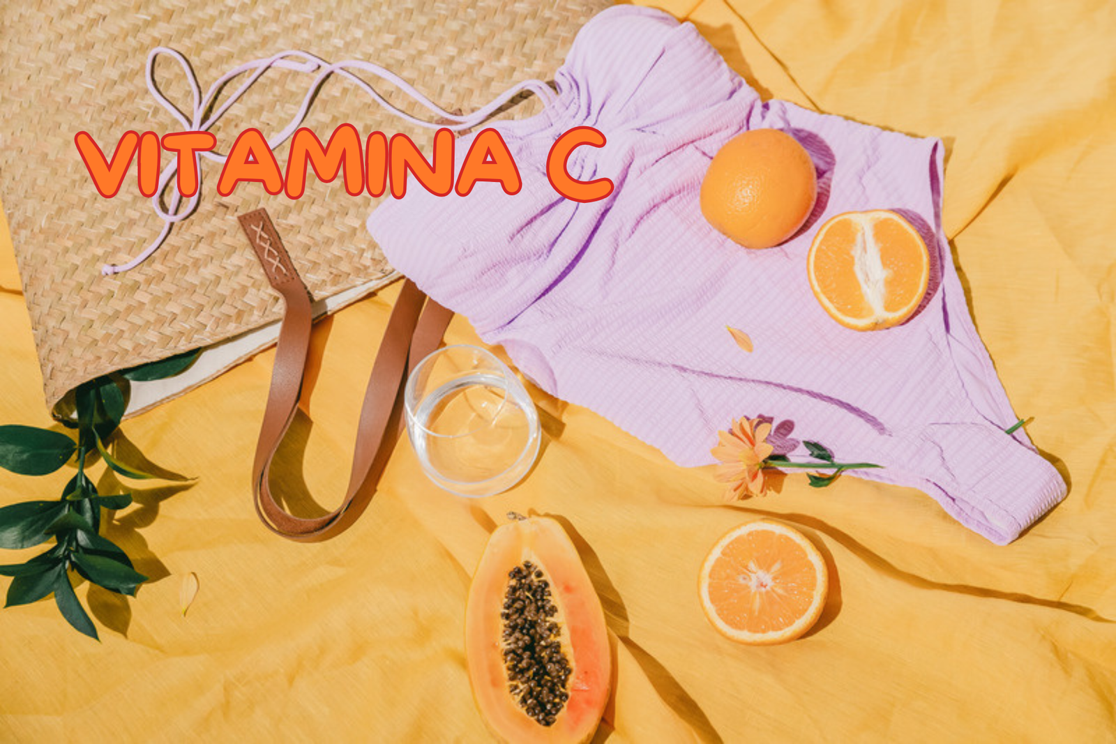 IMMAGFINE STILL LIFE CON COSTUME DA BAGNO , FRUTTA FRESCA BORSA DI PAGLIA E TELO MARE GIALLO. SCRITTA SULLO SFONDO: VIAMINA C: DI CONCETTO DI ESTATE E concetto pelle al sole, abbronzatura protezione solare e Integratori contro il fotoaging