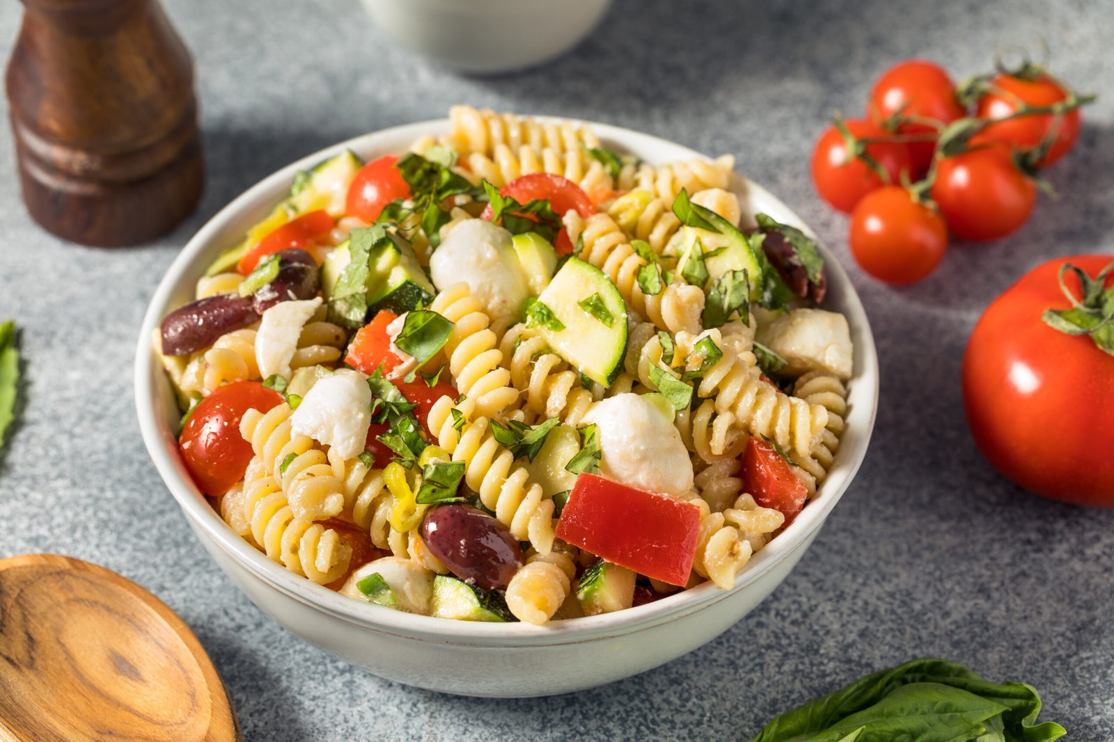 Insalata di fusilli estiva fatta in casa con formaggio e verdure- TEMA piatti estivi leggeri facili e veloci 
