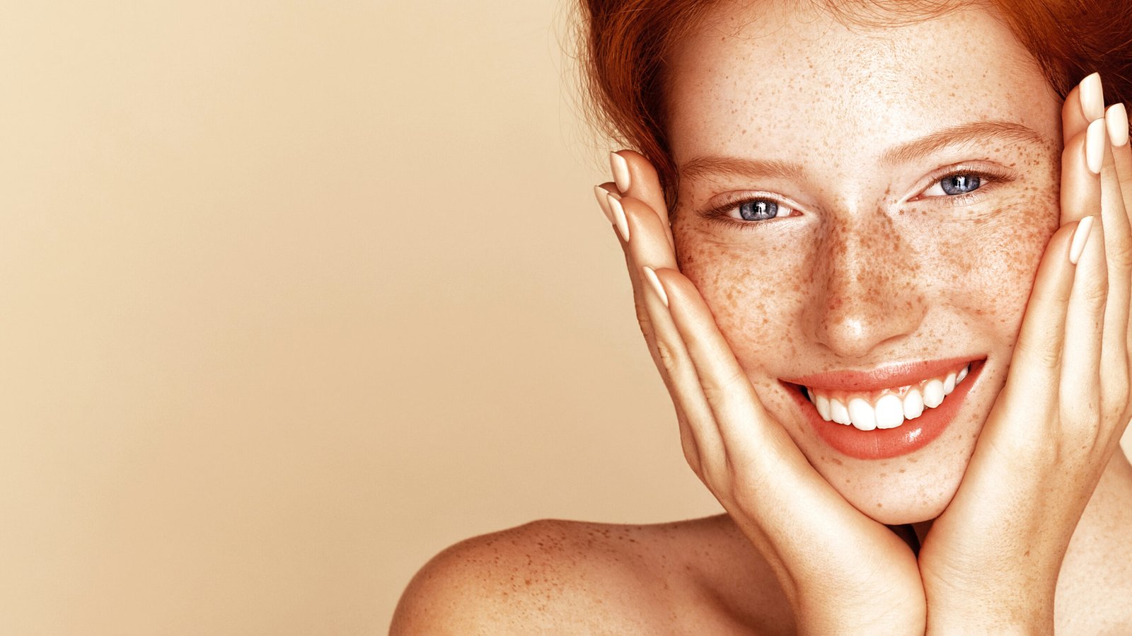 Cura della pelle. Pigmentazione. Ritratto di bellezza di una ragazza con le lentiggini. Bellissima modella con splendidi capelli rossi naturali. 