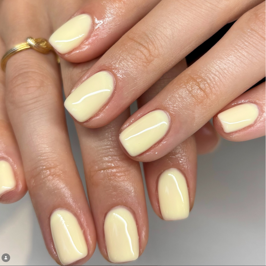 tema Unghie estate 2026: unghie butter yellow color burro