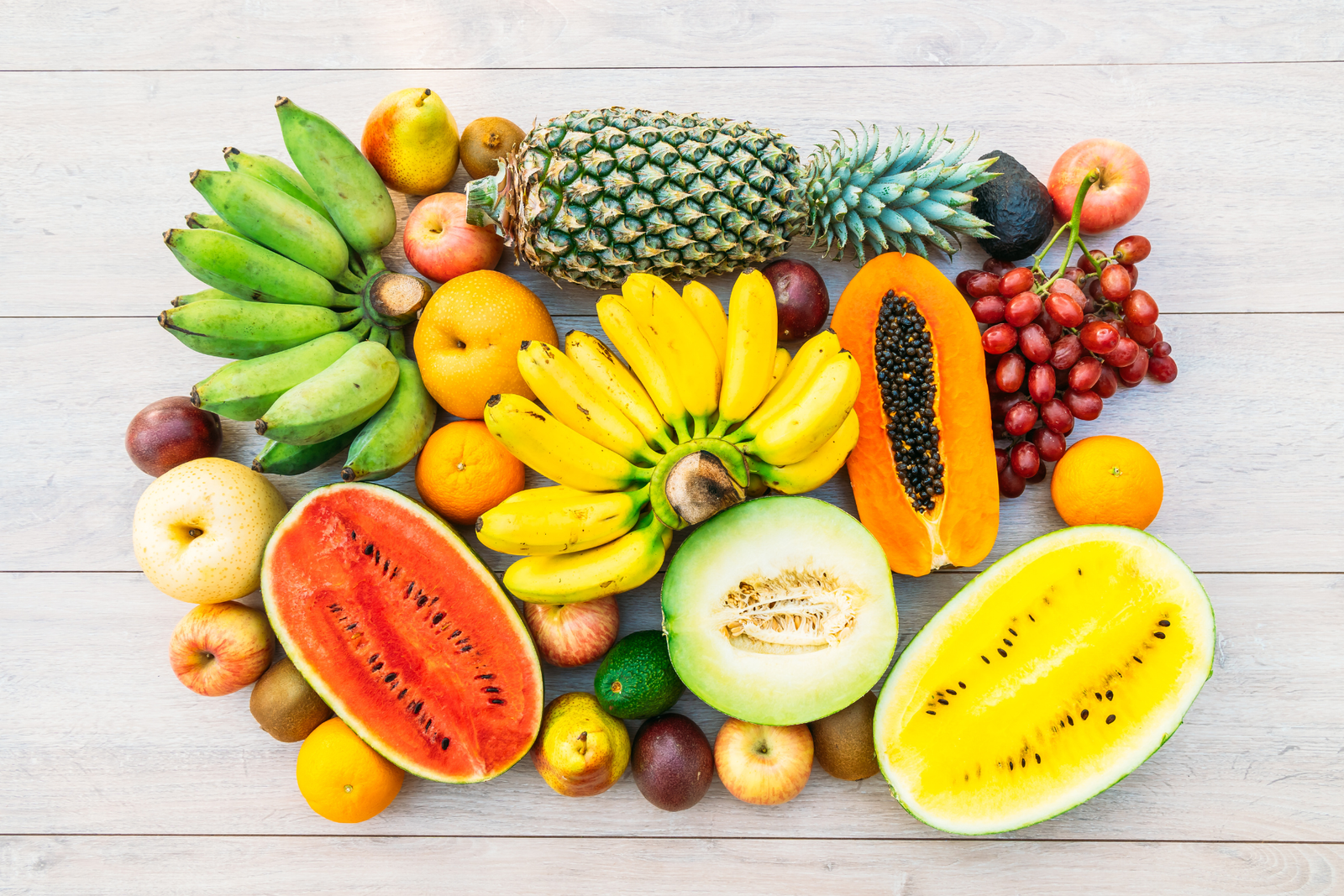 immagine still leife di frutta fresca ricca di vitamine. concetto di cibo sano, frutta estiva e vitaminica 