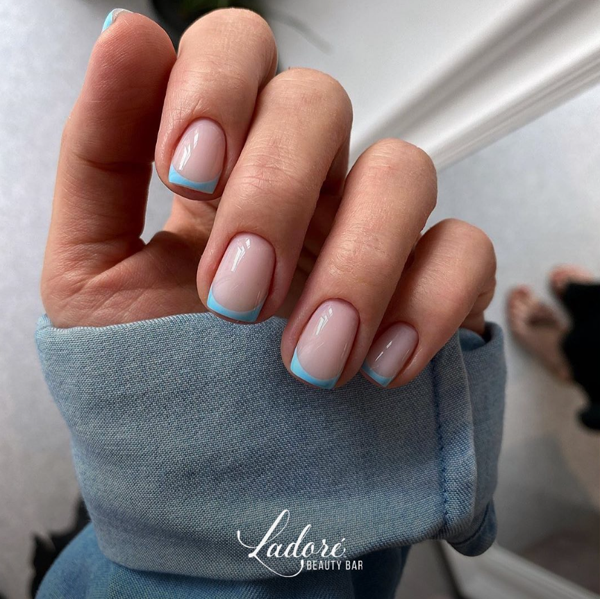 tema Unghie estate 2026 french colorata azzurra primo piano 