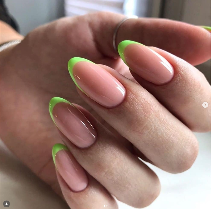 tema Unghie estate 2026 french colorata verde primo piano 