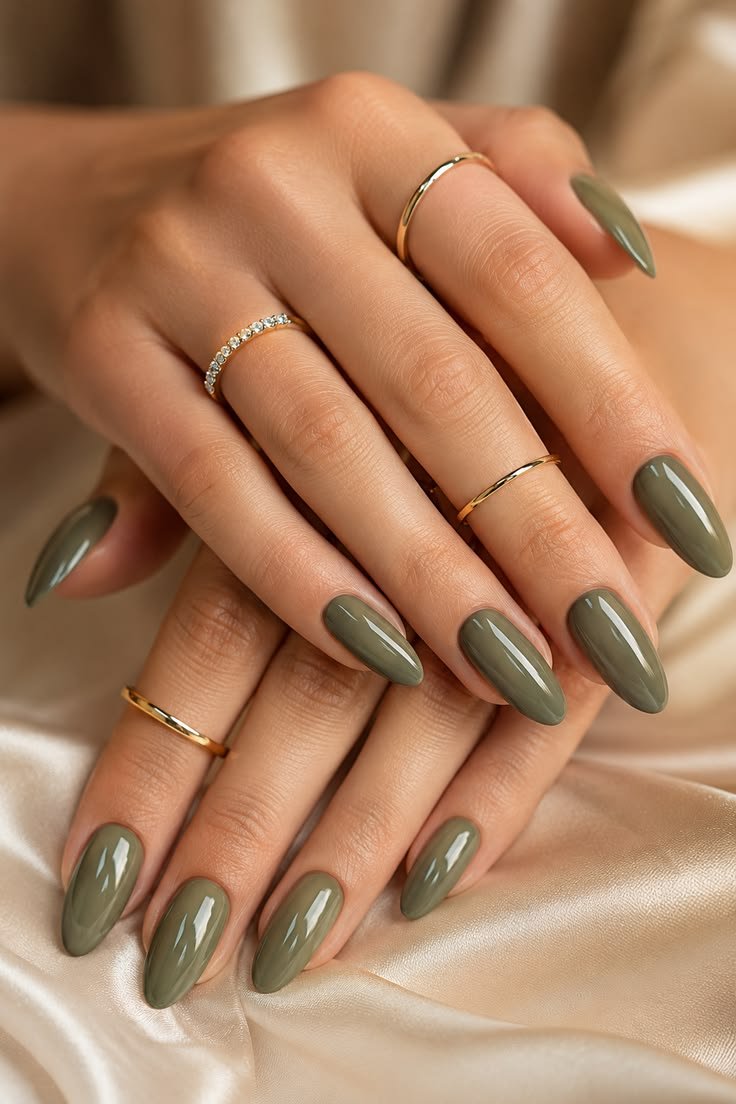 CONCETTO Unghie autunno 2026: inspo manicure verde oliva
