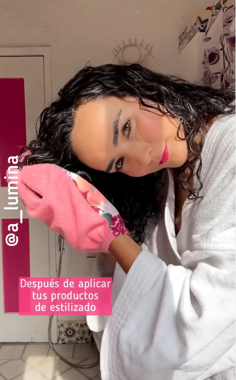 concetto di capelli mossi naturali : tecnica del microplopping. Frame video instagram