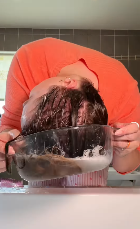 capelli mossi naturali. frame del video tutorial Instagram @curlyzia.xo su come fare Bowl Method
