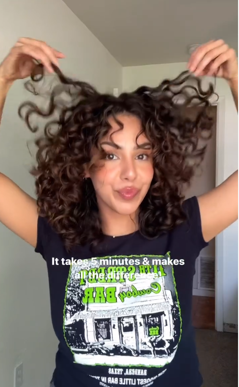 capelli mossi naturali : come eseguire la tecnica dello scrunch out of the crunch - frame del video tutorial Instgram di @marissa_lanae