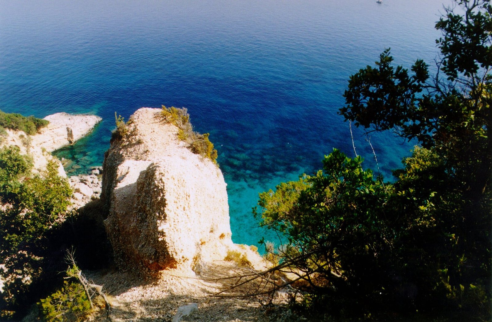 Spiagge più belle d'Italia 2026 - veduta della costa sarda i cala mariolu