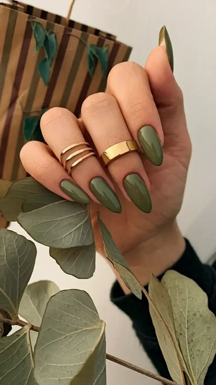 CONCETTO Unghie autunno 2026: inspo manicure verde oliva