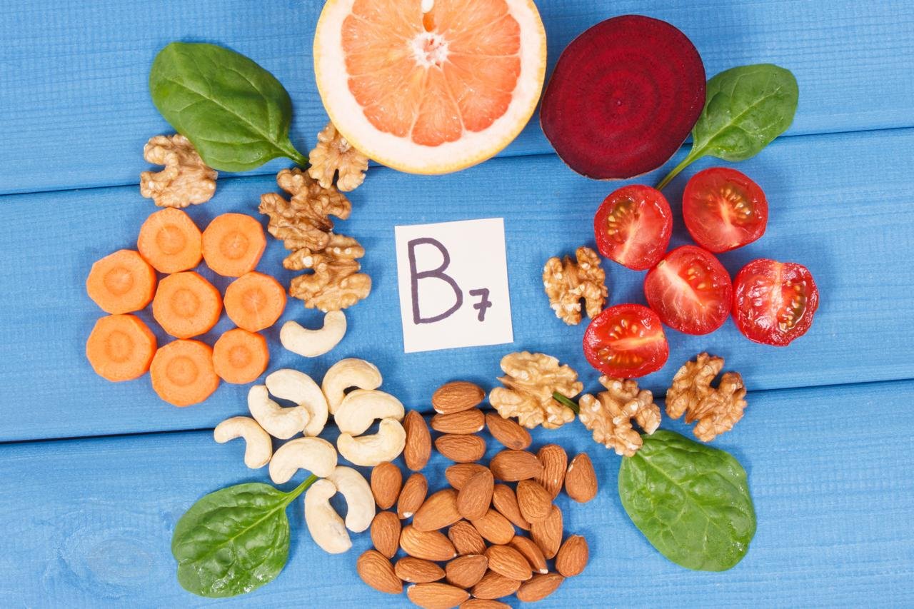 Prodotti nutrienti contenenti vitamina B7 e fibre alimentari, alimentazione sana. Concetto haircare, cura e integrazione con Biotina per capelli