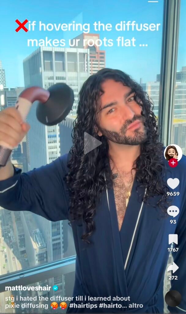 concetto capelli mossi naturali. tecnica d asciugatura del pixie diffusing . frame video da tik tok