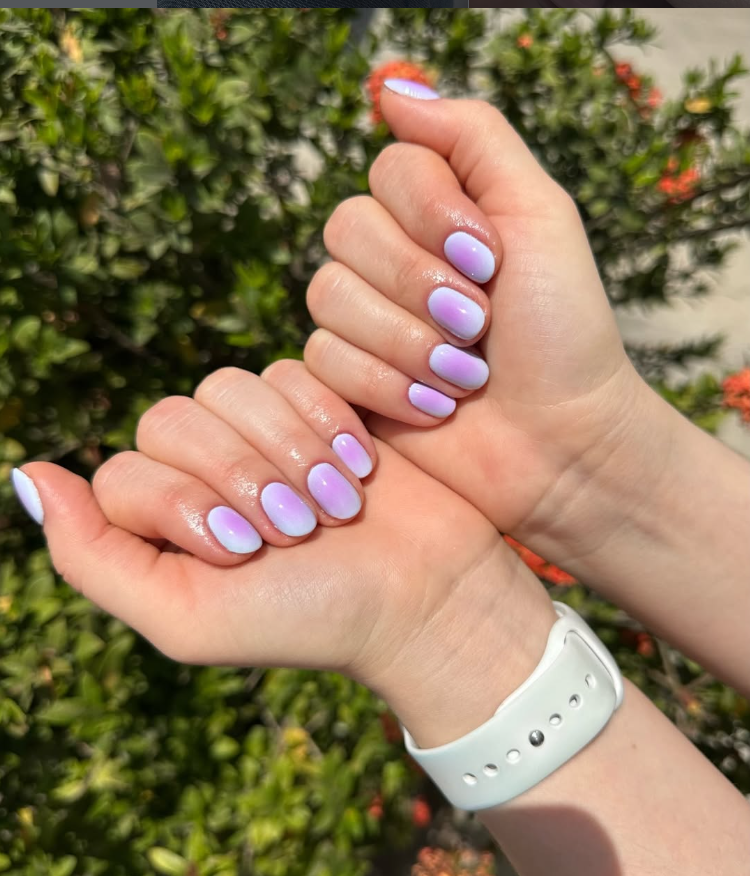 tema Unghie estate 2026 aura nail lilla 