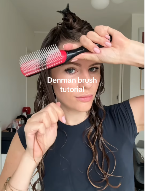 concetto di capelli mossi naturali:. frame video del metodo denman per i capelli mossi