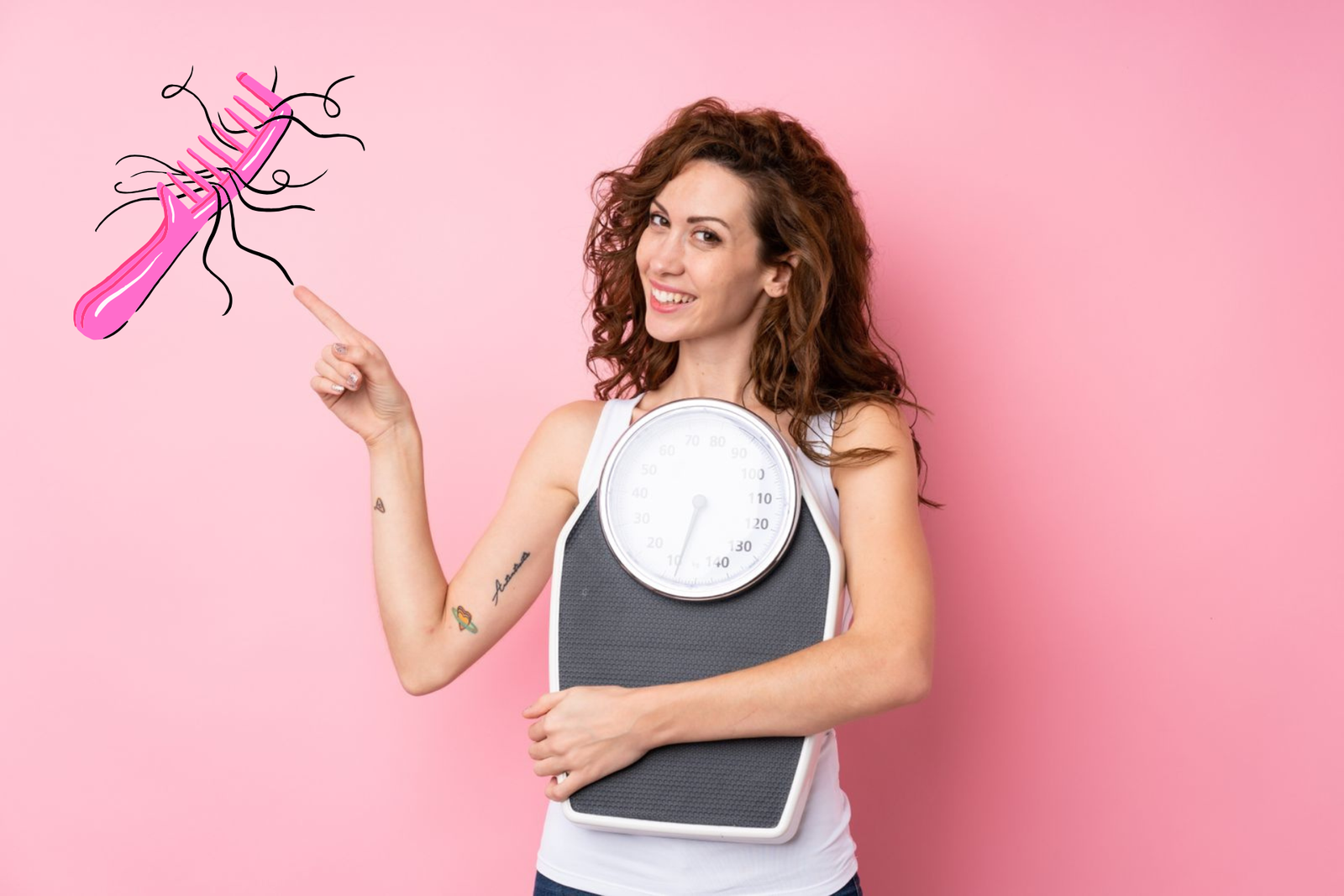 Concetto haircare, cura e integrazione con Biotina per capelli in caso di dieta . Immagine isolata su sfondo rosa di donna che abbraccia una bilancia e indica immagine di pettine con tanti capelli a significare la perdita degli stessi durante diete restrittive
