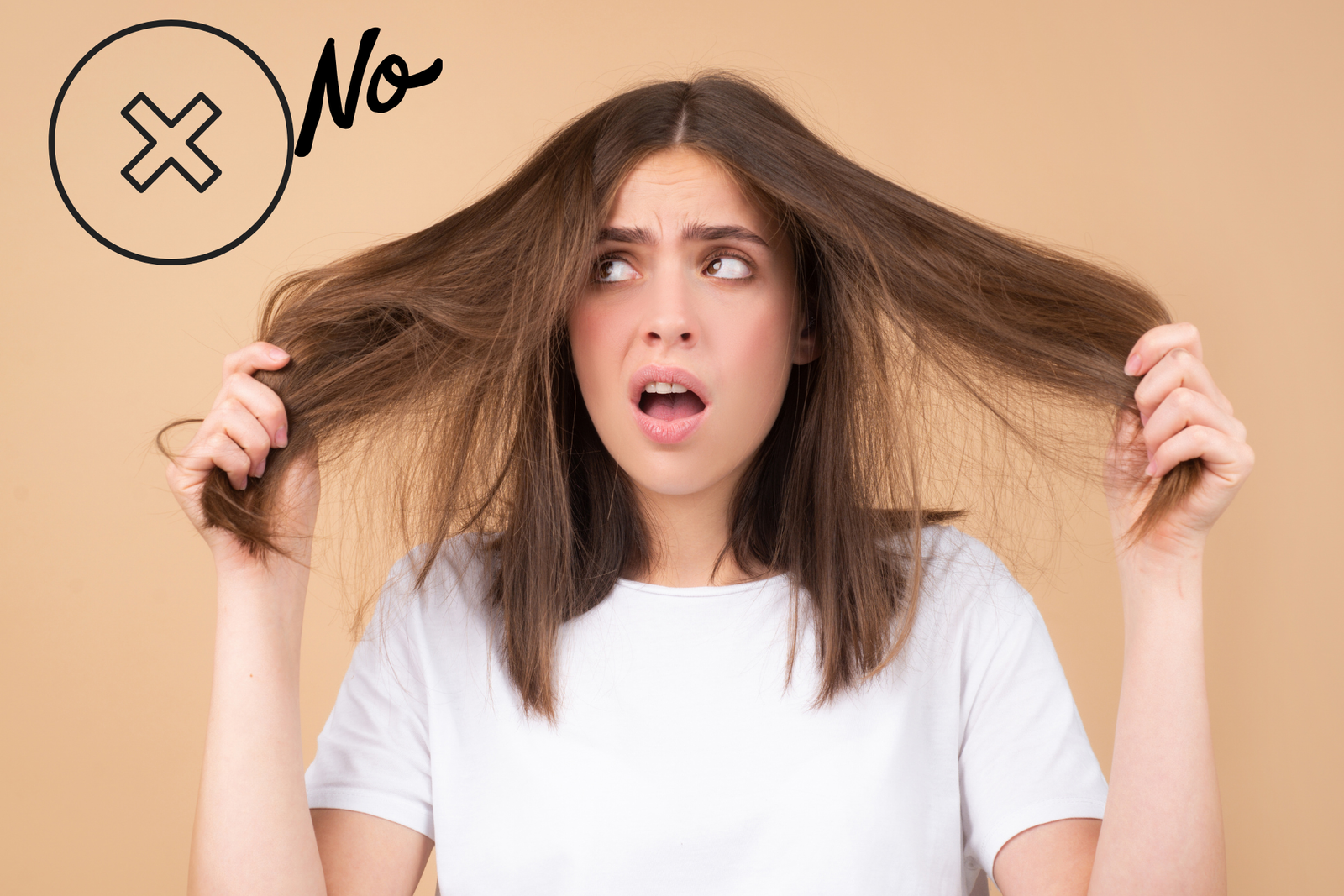 Concetto haircare, cura e integrazione con Biotina per capelli. ragazza tiene in mano i propri capelli e guarda in alto una scritta che dice NO