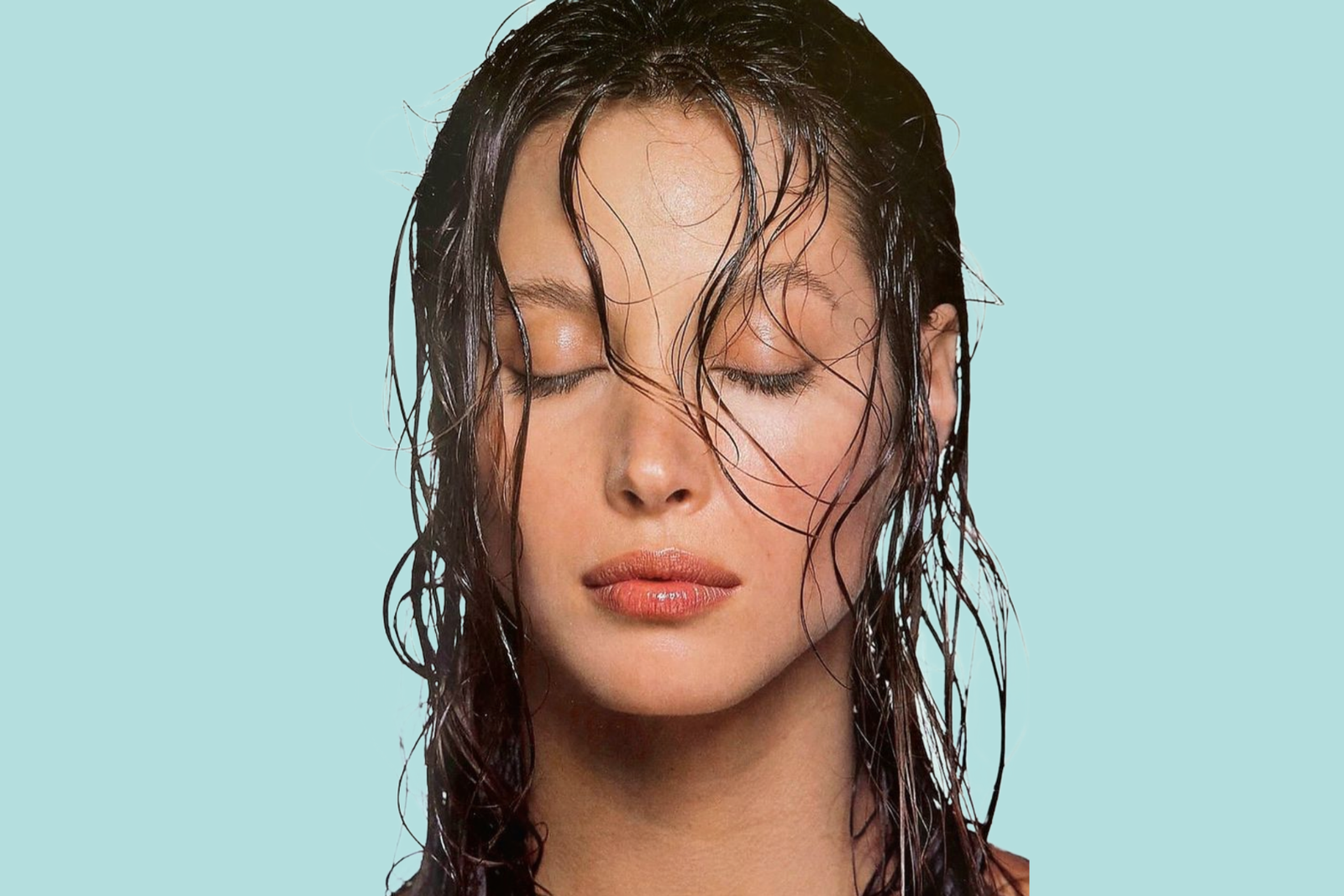 concetto di capelli mossi naturali:: ragazza con capelli bagnati, primo piano , ha occhi chiusi e espressione rilassata