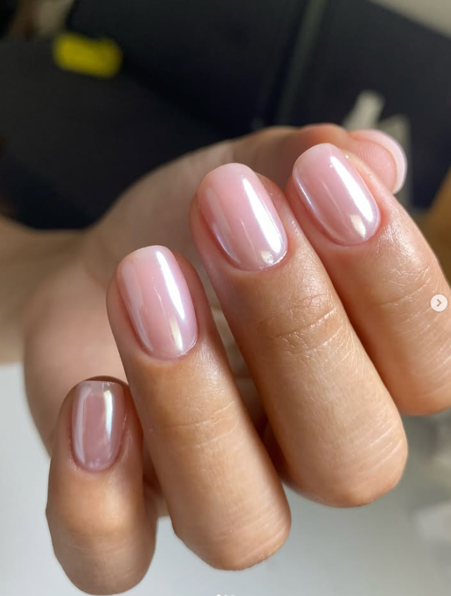 tema Unghie estate 2026 : glazed nails 