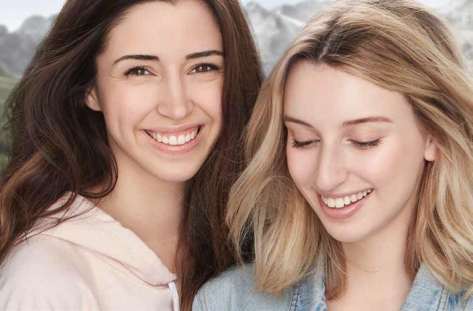 coppia di giovani donne sorridenti con pele perfetta sorridono e mostrano pelle sana e barriera cutanea protetta