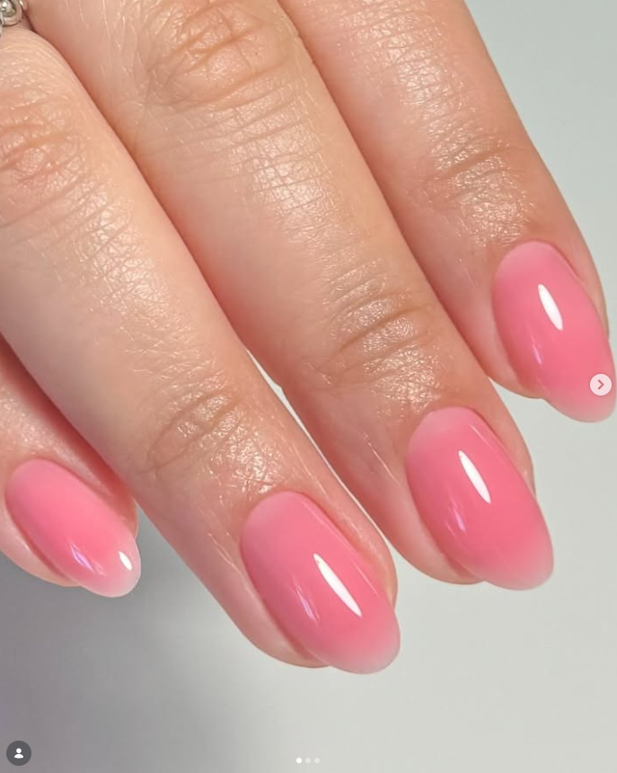 tema Unghie estate 2026: lip gloss nails 
