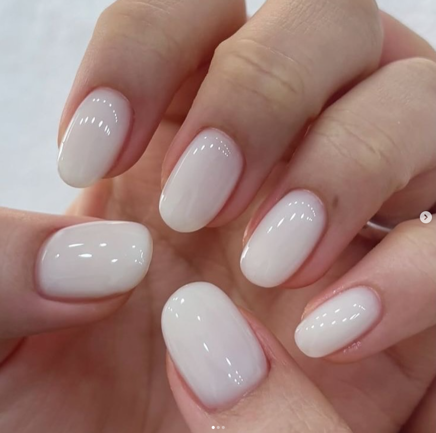 tema Unghie estate 2026: milky nails 