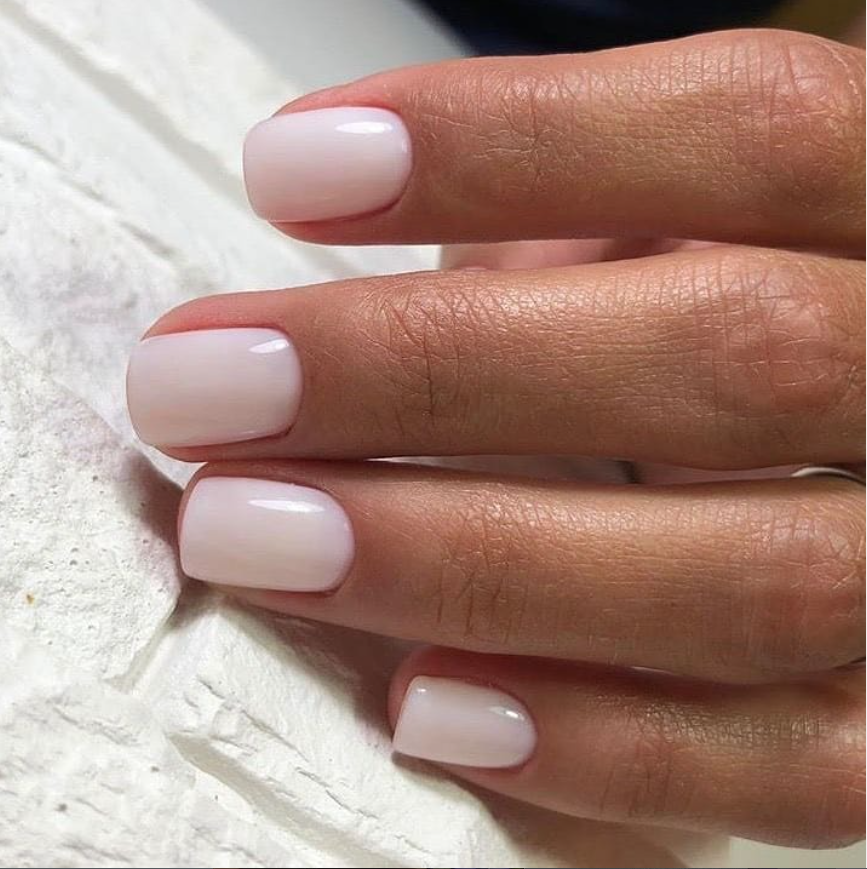 tema Unghie estate 2026: milky nails 