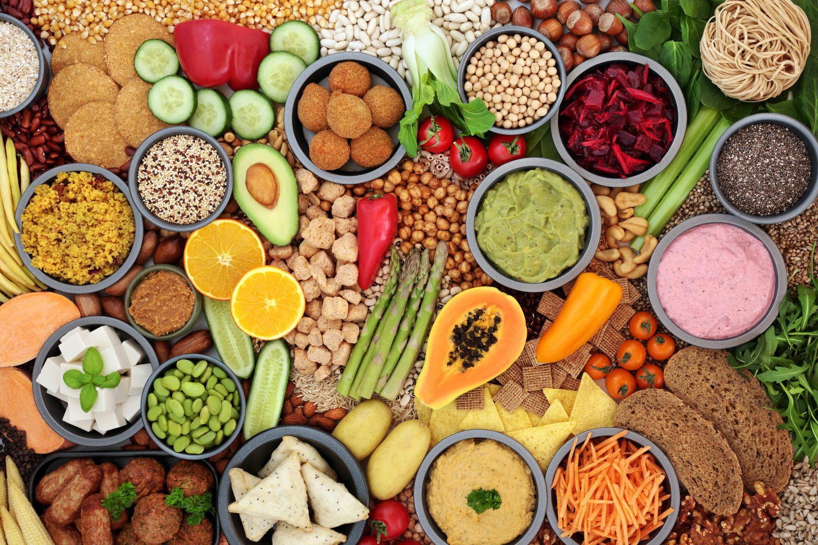 Cibo vegano a base vegetale per una buona salute, con verdure, frutta, tofu, prodotti sostitutivi della carne, cereali, legumi e salse. cOME ABBINARE LE PROTEINE VEGETALI . cIBO Ricco di proteine, antiossidanti, vitamine, minerali, fibre e carboidrati complessi. Alimentazione etica.