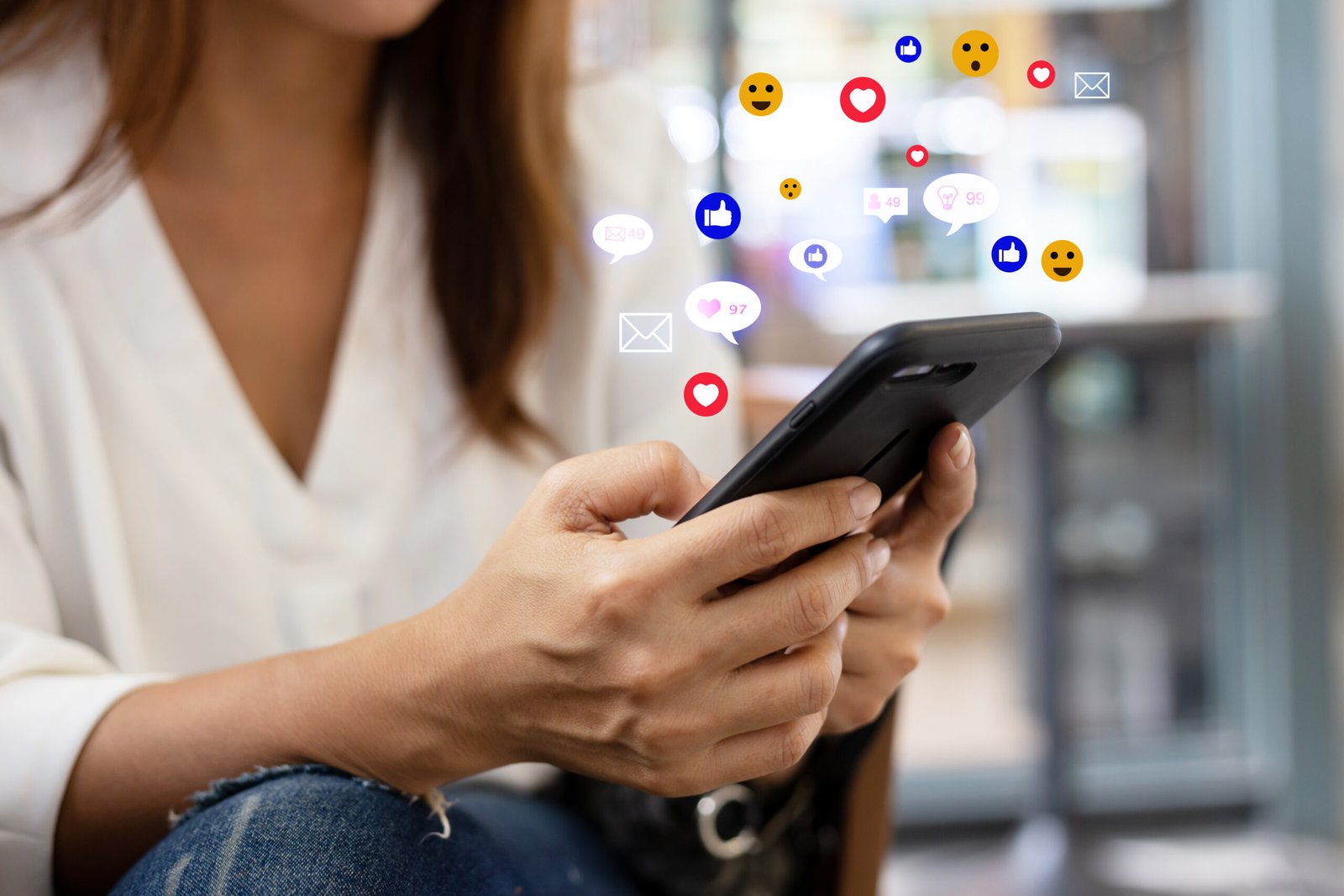 donna che guarda il cellulare. sfondo con icone e emoticon - abuso dei sociaò e dei dispositivi elettronici - concetto di abitudini che ti cambiano la vita 