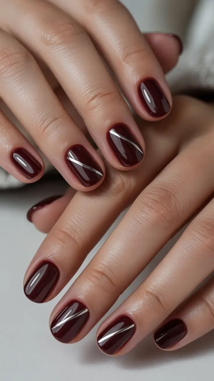 unghie color vino con decori minimal argento 