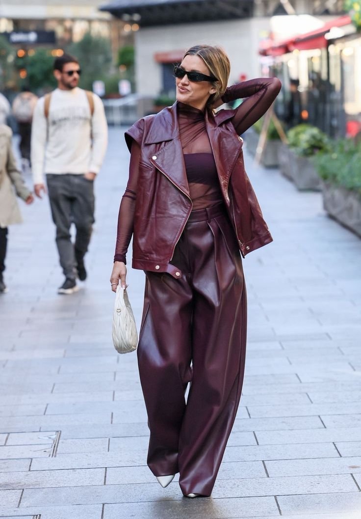 Tendenze moda autunno 2026: total look in pelle