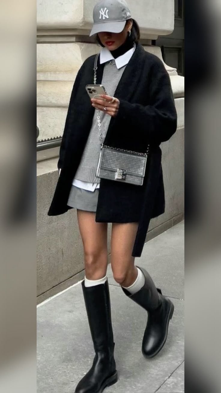 Tendenze moda autunno 2026: casula look con stivale basso e calzettone