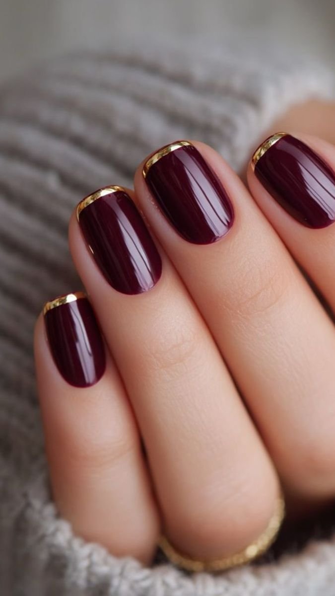 unghie color vino con french oro 