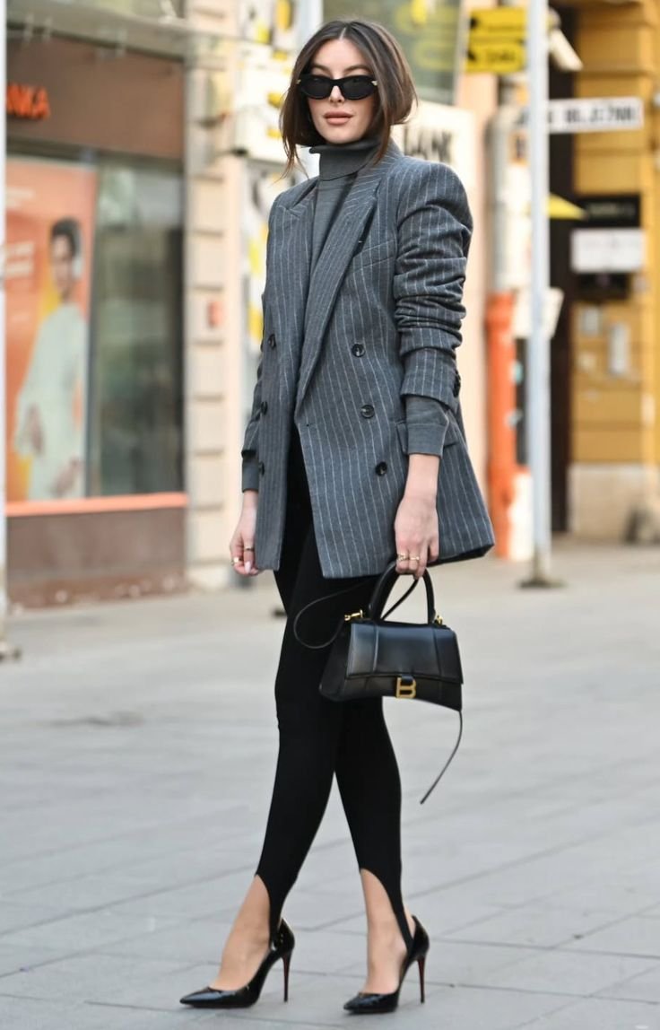 Tendenze moda autunno 2026: outfit con leggings e tacchi alti