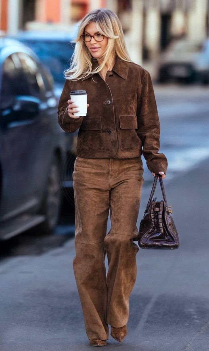 Tendenze moda autunno 2026: outfit total suede
