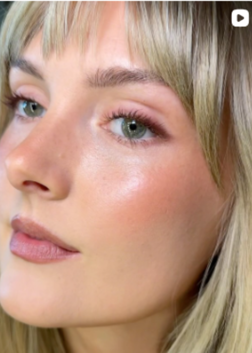 Anna Annora screeshot del video virale sul tren illuminante sotto gli occhi Armani Luminous Silk Acqua Highlighter