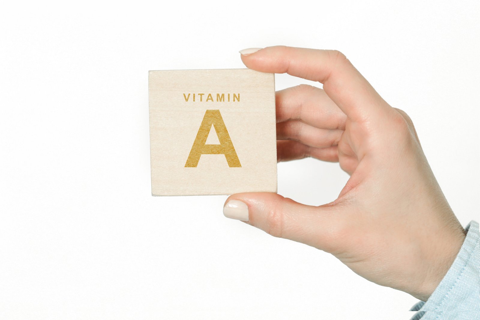 Vitamina a - mano che tiene cartello con scritto vitamin a -tema : rtinoici e differenza tra retinolo e retinaldeide
