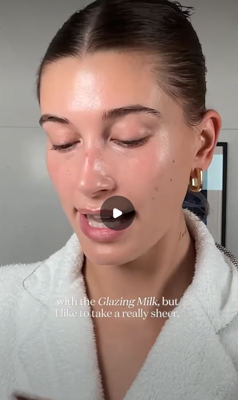 Hailey bieber screeshot di video in cui usa il glazing milk sulla sua pelle proprio come primo step del suo makeup