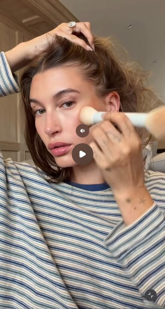 Scrren di un reel in cui Hailey Bieber si trucca con Rhode