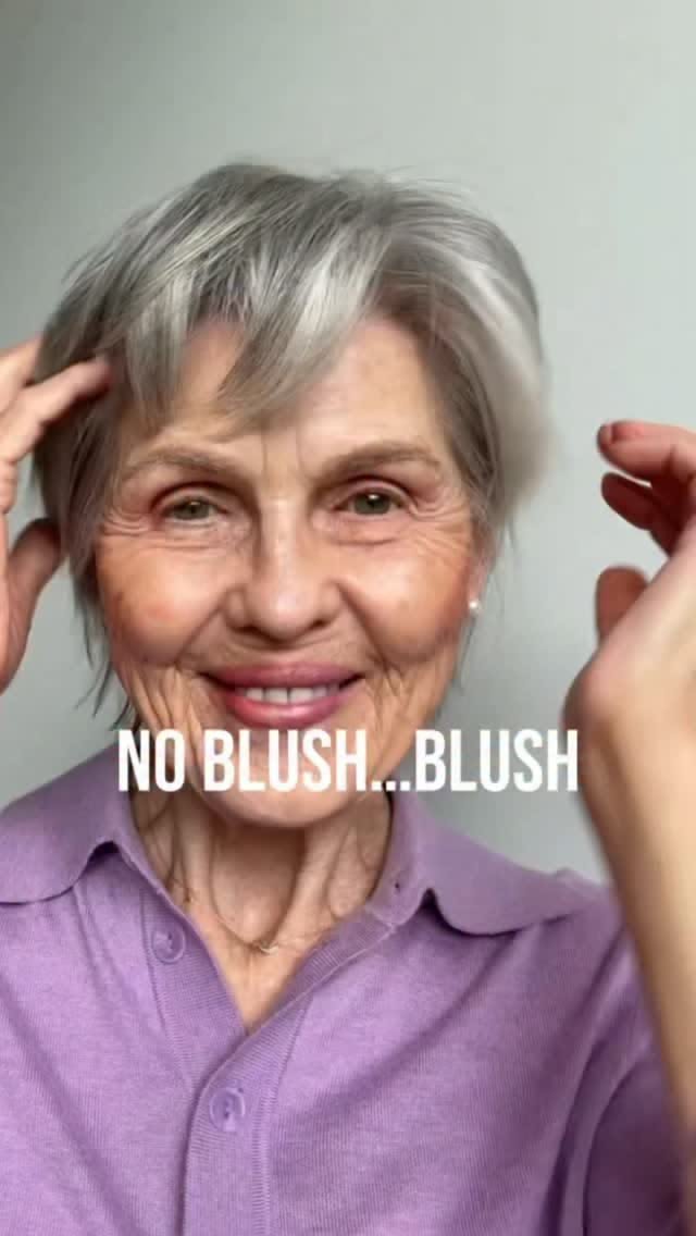 Donna matura che fa tutorial su tecnica di anti blush 